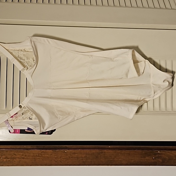 Maidenform Built-in-Bra Body Shaper - Picture 3 of 3